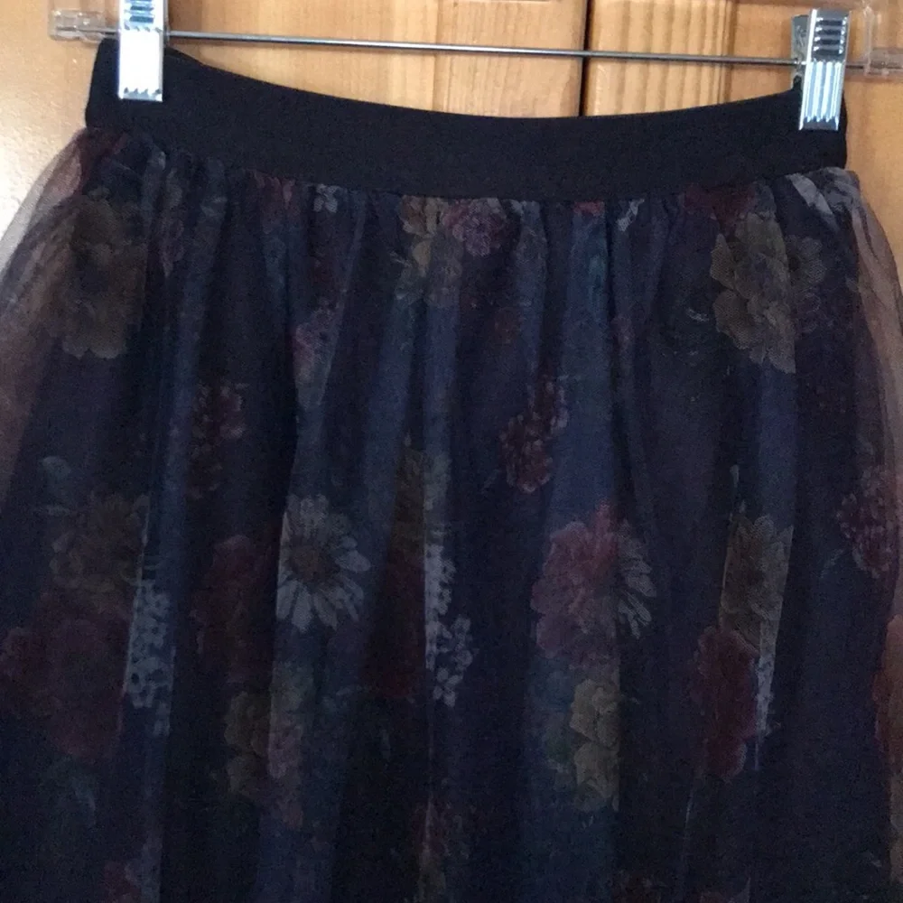 Haute Monde (L) Black Flowing Floral Flowers Yellow/Gold, Red, & Red/White Skirt - Picture 2 of 6